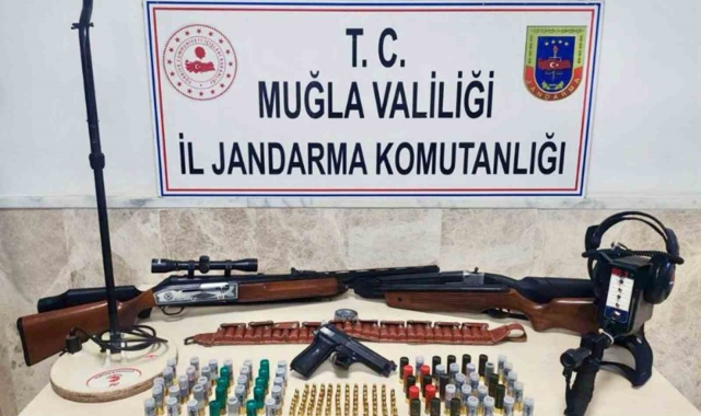 Ula'da silah ve kaçak kazı malzemesi ele geçirildi