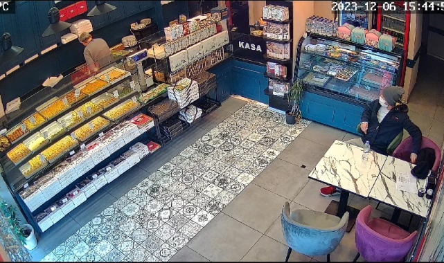 Ünlü baklavacıda kaşla göz arası hırsızlık kamerada: Tatlı siparişi verip cüzdanı çaldı