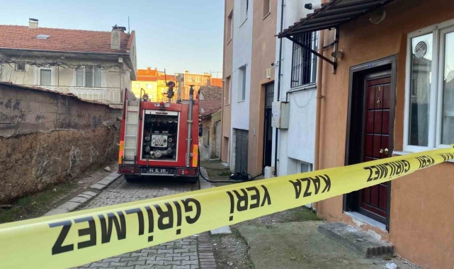 Uşak'ta 3 katlı binada çıkan yangında bir kişi dumandan etkilendi