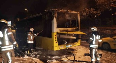 Üsküdar'da İETT otobüsü yanarak kullanılamaz hale geldi