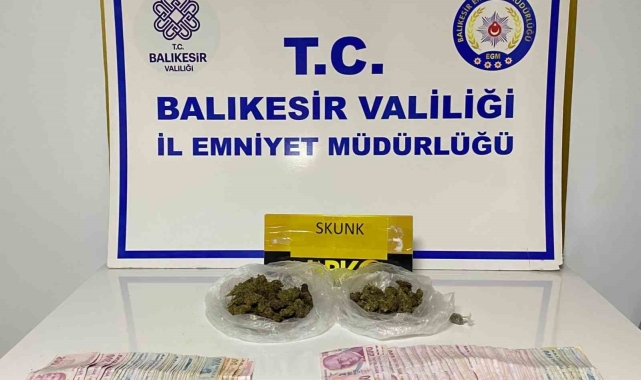 Uyuşturucu maddeyi otomobilin havalandırmasına sakladılar