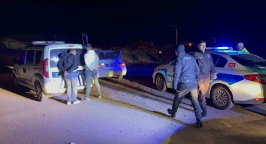 Uyuşturucudan girdikleri cezaevinden izinli çıkıp uyuşturucuyla polisten kaçtılar