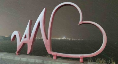 Van'a mevsimin ilk karı yağdı