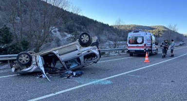 Virajı alamayan hafif ticari araç takla attı: 1 yaralı