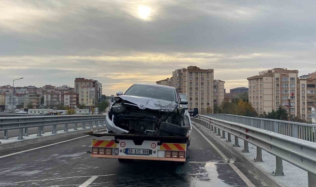 Viyadükte kontrolden çıkan otomobil refüje çarptı