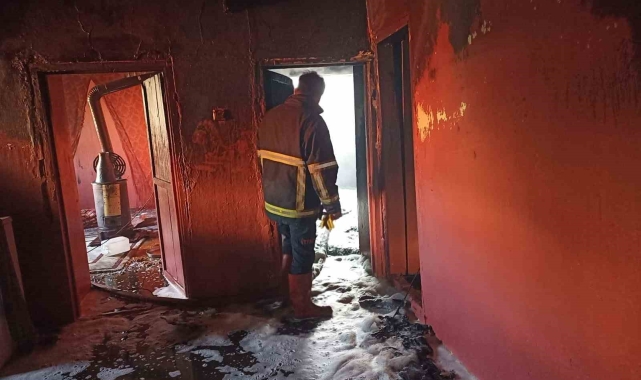 Yabancı uyruklu ailenin çocuk çakmakla oynadığı sırada evi yaktı