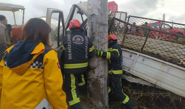 Yağışta kontrolden çıkan kamyonet elektik direğine çarptı: 1 ölü, 1 yaralı