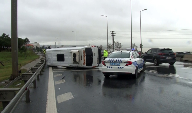 Yağmur nedeniyle kayganlaşan yolda minibüs devrildi: 1 yaralı