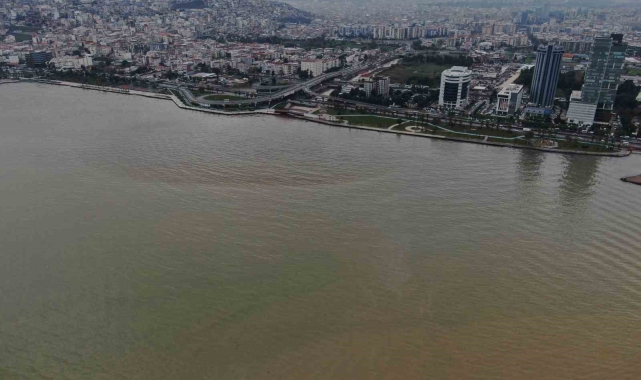 Yağmurun ardından İzmir Körfezi'nin rengi değişti
