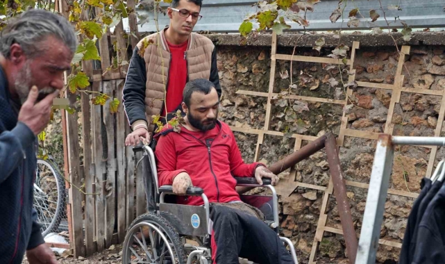 Yanan evdeki engelli genci ölümden babası kurtardı