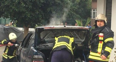 Yanan otomobili balkondan kovayla su dökerek söndürmeye çalıştı