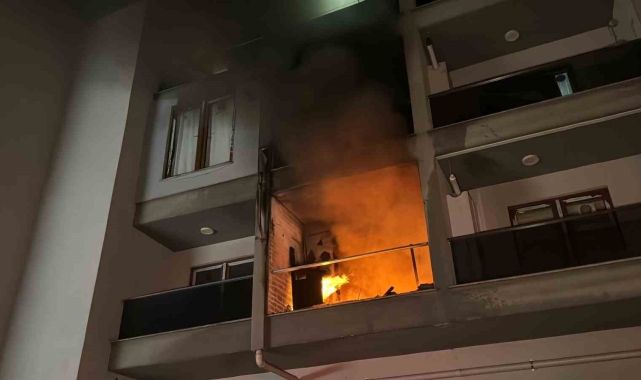 Yangında apartmanda mahsur kalanları itfaiye kurtardı