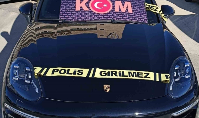 Yasa dışı yollarla Türkiye'ye sokulan 2 lüks araca el konuldu