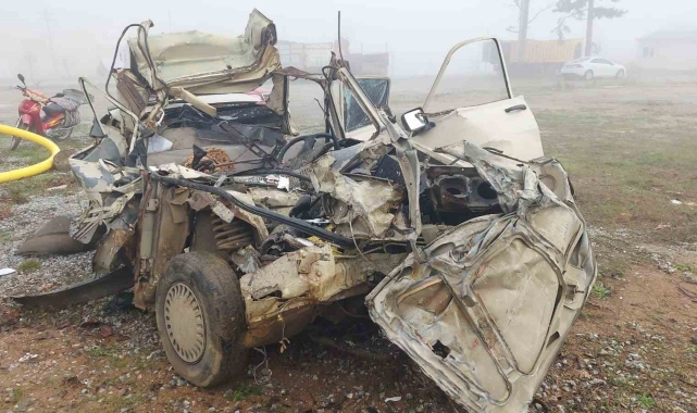 Yenice'de otomobil çekiciye çarptı, 2 kişi hayatını kaybetti