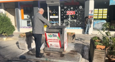 Yer altı çöp konteyneri yandı, çevreye kötü koku yayıldı