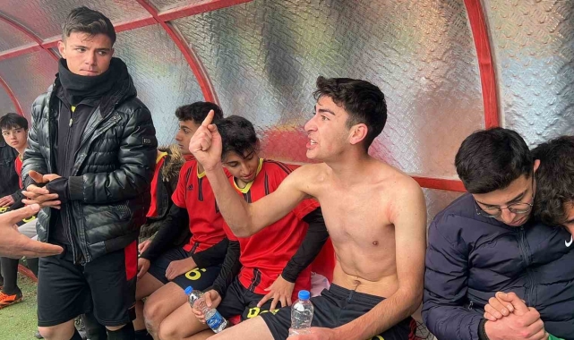 Yeşil sahada kavga: Öğrenciler maçı bıraktı, tekme ve sopayla birbirine girdi