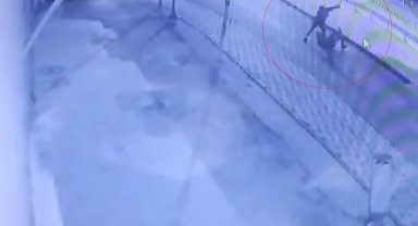 Yol kenarında bıçaklanmış halde bulunmuştu, cinayet anı kamerada