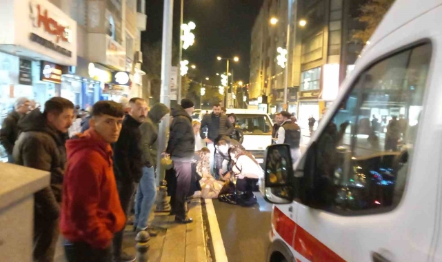 Yola adım atar atmaz hafif ticari araç çarptı