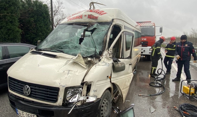 Yolcu minibüsü kamyona çarptı: 2 yaralı