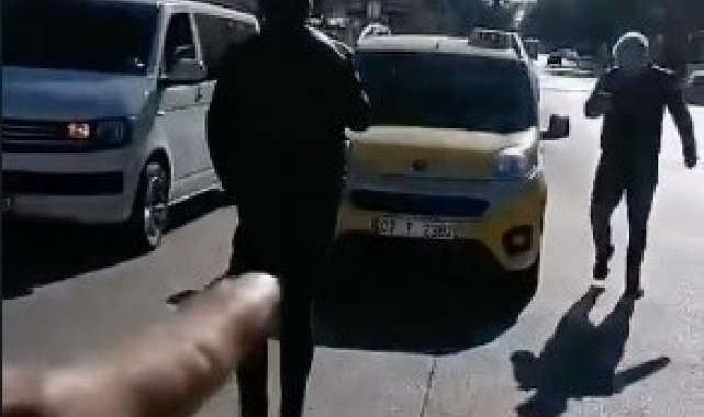 Yolcu taşıyan aracın önünü kesen taksiciler gözaltına alındı