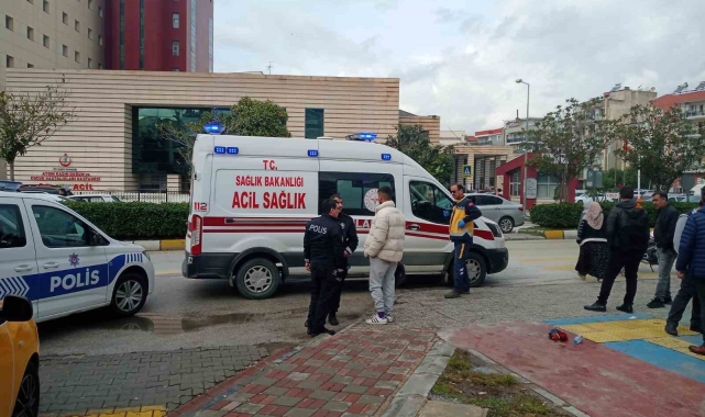 Yolda fenalaşan genç kız ambulansla hastaneye kaldırıldı