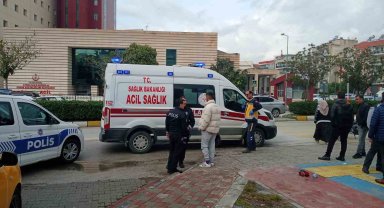 Yolda fenalaşan genç kız ambulansla hastaneye kaldırıldı