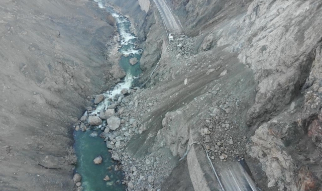 Yüksekova yolunda heyelan: 3 yaralı