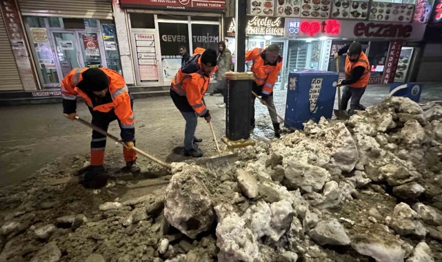 Yüksekova'da kar mesaisi devam ediyor