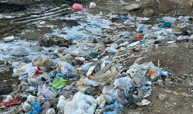 Yüksekova'nın ara sokaklarına atılan çöpler temizlenmeyi bekliyor