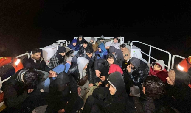 Yunanistan'ın ölüme ittiği 57 düzensiz göçmen kurtarıldı