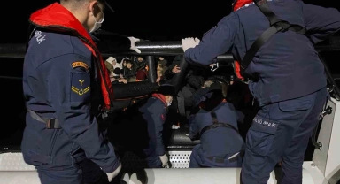 Yunanistan'ın Türk karasularına geri ittiği 45 düzensiz göçmen kurtarıldı