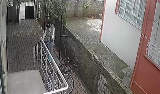 Yüzü maskeli hırsız bahçedeki bisikleti çalıp kayıplara karıştı