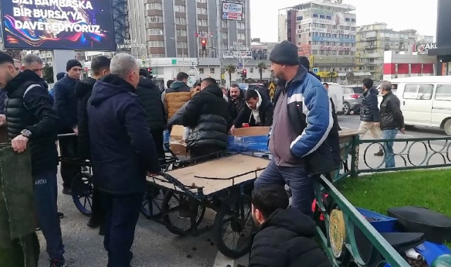 Zabıta izinsiz ceviz ve kestane satan seyyar satıcılara göz açtırmadı