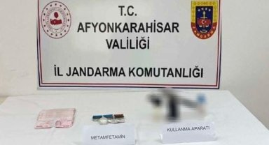 Zehir tacirleri ellerindeki uyuşturucuyu satamadan yakalandı