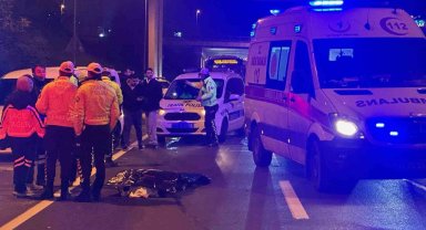 Zeytinburnu'nda feci kaza: Yolun karşısına geçerken iki otomobilin çarptığı yaya hayatını kaybetti