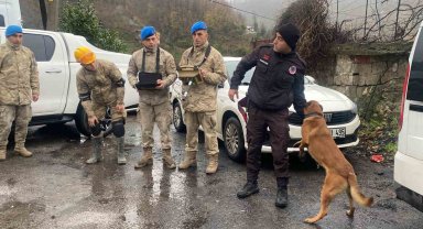 Zonguldak'ta toprak altında kalan anne ve oğlunu arama çalışmaları günün ilk ışıklarıyla yeniden başladı