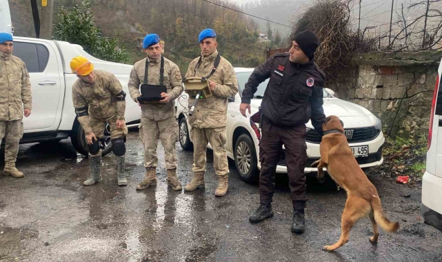 Zonguldak'ta toprak altında kalan anne ve oğlunu arama çalışmaları günün ilk ışıklarıyla yeniden başladı