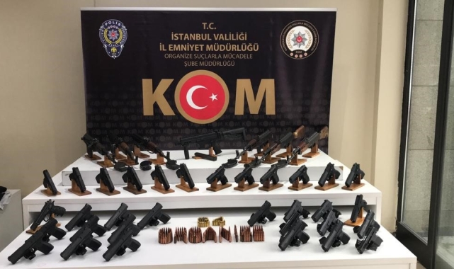15 yaşındaki Büşra Polat'ın ölümüne neden olan hasım çetelerden ele geçirilen silahlar sergilendi