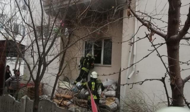 3 katlı binanın zemin katında çıkan yangın korkuttu