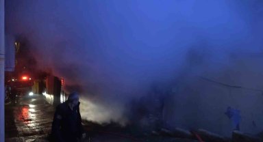 4 katlı binanın bodrum katında çıkan yangın itfaiye ekiplerince söndürüldü