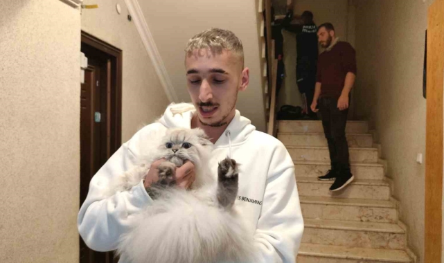 5. kattan havalandırma boşluğuna düşen kedisini kurtarmak için seferber oldu