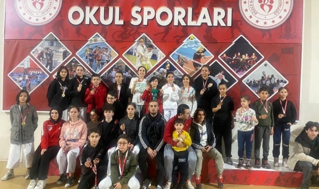 77 sporcu madalya için tatamiye çıktı
