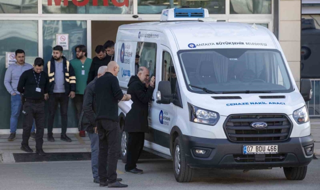 Acılı baba günlerdir aradığı kızının cenazesini gözyaşları arasında teslim aldı