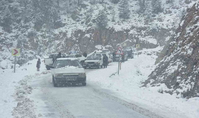 Adana'da karda mahsur kalan araçlar kurtarıldı