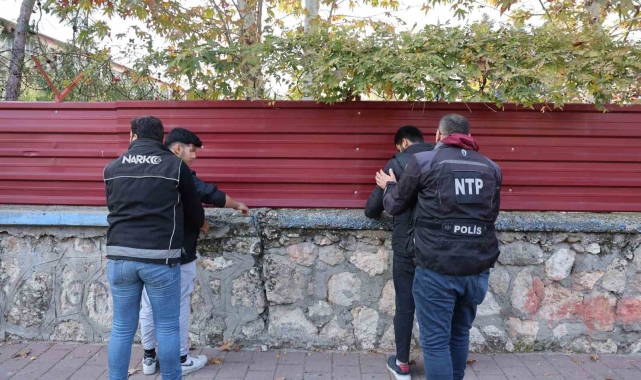 Adana'da narkotik polisinden okul önünde uygulama