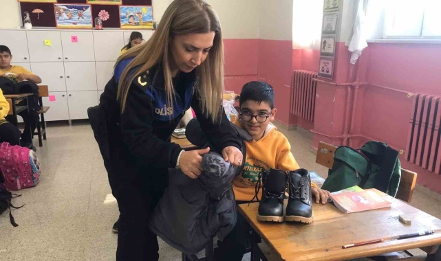 Adana'da polis ilkokul öğrencilerine mont ve bot dağıttı
