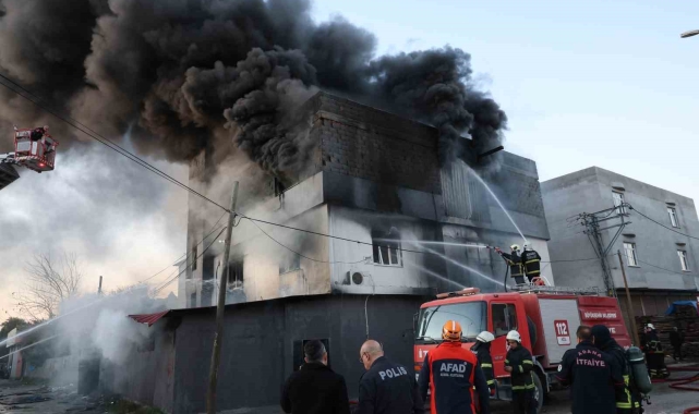 Adana'da sünger deposu yangında kül oldu