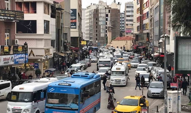 Adana'da taşıt sayısı arttı, korna sesi çileye döndü