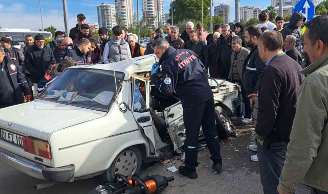 Adana'da Tofaş marka otomobil ile midibüs çarpıştı: 9 yaralı