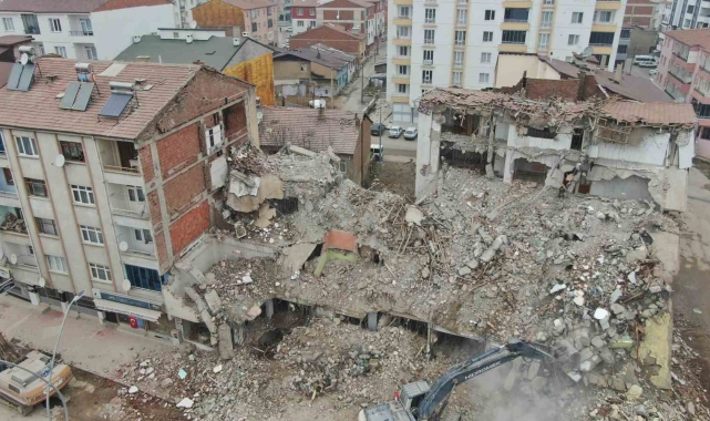 Ağır hasarlı binanın yıkım anı kamerada